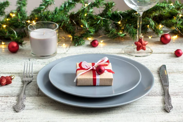 Weihnachtstisch Mit Geschenk Auf Grauem Teller Auf Weißem Tisch Urlaubsblick — Stockfoto