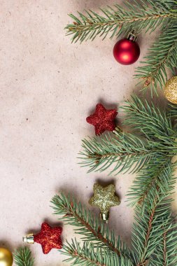 Noel kartı için el işi kağıdında altın ve kırmızı süslemeli köknar ağacı sınırı ve metin için fotokopi alanı. Mutlu yıllar konsepti. Tatil geçmişi. Noel maketi. Üst manzara, düz uzanma