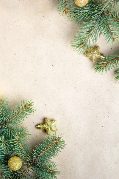クリスマスカードのクラフト紙に金の装飾とモミの木の枝の境界線テキストのコピースペースを持つ 新年のコンセプト 休日の背景 クリスマスのモックアップ トップビュー フラットレイアウト — ストック写真