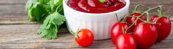 Fehér Tál Paradicsomszósz Petrezselyemmel Paradicsommal Ketchup Természetes Háttér Fénymásolási Hely — Stock Fotó