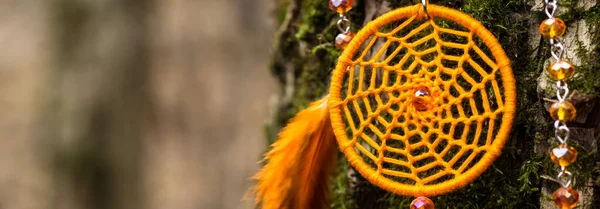 旗帜的梦想捕手与羽毛螺纹和珠绳挂起 Dreamcatcher 手工制作 — 图库照片