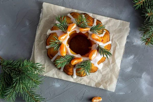 Hausgemachter Weihnachtskuchen Mit Kandierten Früchten Verziert Mit Mandarinenscheiben Und Tannenzweigen — Stockfoto