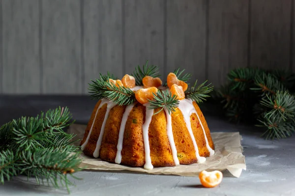 Házi Készítésű Karácsonyi Torta Cukormázas Gyümölcsökkel Mandarin Szeletekkel Fenyőágakkal Díszítve — Stock Fotó
