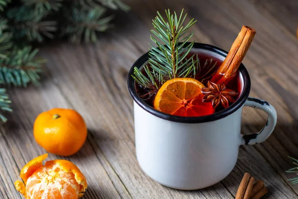 Traditioneller Leckerer Glühwein Mit Mandarinenapfelgewürzen Und Weihnachtsbaum Weißer Tasse Herbstliches — Stockfoto