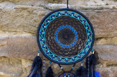 Tüylü, boncuklu ipleri sallanan bir düş kapanı. El yapımı düş kapanı.