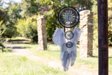 Tüylü, boncuklu ipleri sallanan bir düş kapanı. El yapımı düş kapanı.