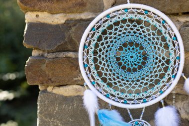 Tüylü, boncuklu ipleri sallanan bir düş kapanı. El yapımı düş kapanı.