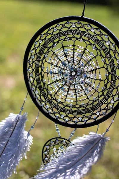 Atrapasueños Con Hilos Plumas Cuentas Cuerda Colgando Atrapasueños Hecho Mano —  Fotos de Stock