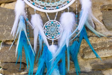 Tüylü, boncuklu ipleri sallanan bir düş kapanı. El yapımı düş kapanı.