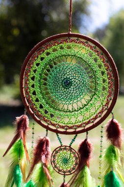 Tüylü, boncuklu ipleri sallanan bir düş kapanı. El yapımı düş kapanı.