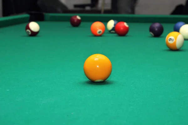 Yeşil Tablo Planda Turuncu Topu Bilardo Topları — Stok fotoğraf