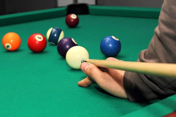 Billiard Balls Green Table Hand Billiard Cue — Stock Photo, Image