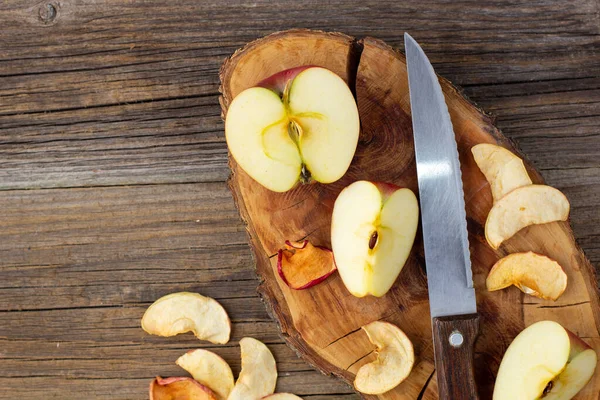 Pile Dried Slices Apples Fresh Ripe Apples Wooden Background Dried — Stock Photo, Image