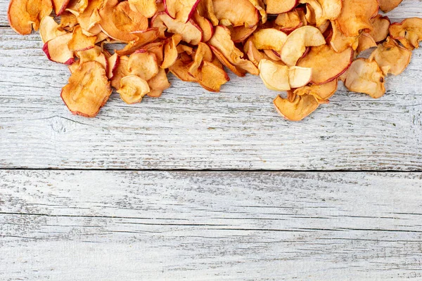 Ein Haufen Getrockneter Äpfel Scheiben Auf Weißem Holzgrund Getrocknete Fruchtchips — Stockfoto