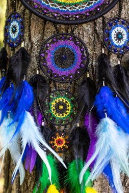 Tüylü, boncuklu ipleri sallanan bir düş kapanı. El yapımı düş kapanı.