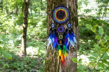 Tüylü, boncuklu ipleri sallanan bir düş kapanı. El yapımı düş kapanı.