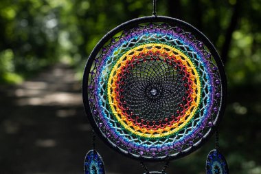 Tüylü, boncuklu ipleri sallanan bir düş kapanı. El yapımı düş kapanı.