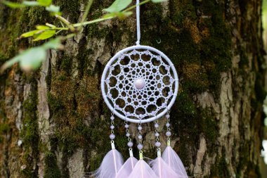 Tüylü, boncuklu ipleri sallanan bir düş kapanı. El yapımı düş kapanı.