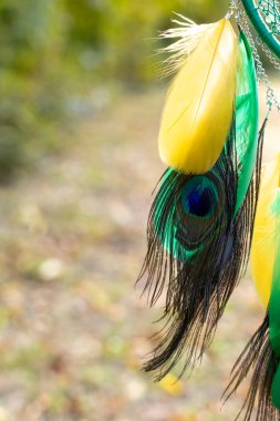 Tüylü, boncuklu ipleri sallanan bir düş kapanı. El yapımı düş kapanı.