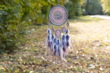 Tüylü, boncuklu ipleri sallanan bir düş kapanı. El yapımı düş kapanı.