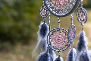 Tüylü, boncuklu ipleri sallanan bir düş kapanı. El yapımı düş kapanı.