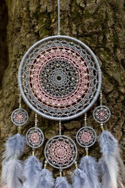 Tüylü, boncuklu ipleri sallanan bir düş kapanı. El yapımı düş kapanı.