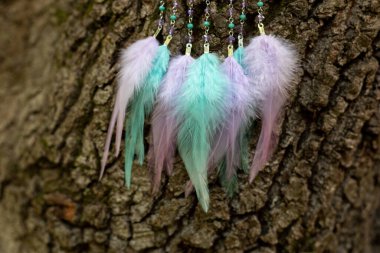 Tüylü, boncuklu ipleri sallanan bir düş kapanı. El yapımı düş kapanı.