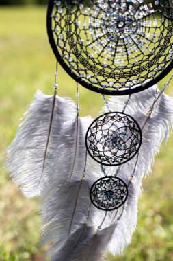 Tüylü, boncuklu ipleri sallanan bir düş kapanı. El yapımı düş kapanı.