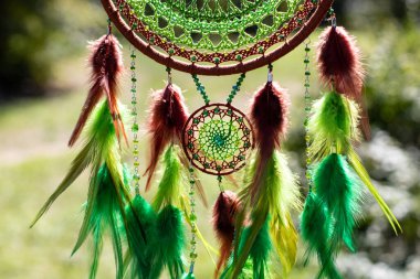 Tüylü, boncuklu ipleri sallanan bir düş kapanı. El yapımı düş kapanı.