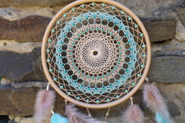 Tüylü, boncuklu ipleri sallanan bir düş kapanı. El yapımı düş kapanı.