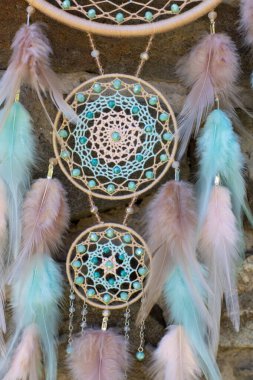Tüylü, boncuklu ipleri sallanan bir düş kapanı. El yapımı düş kapanı.