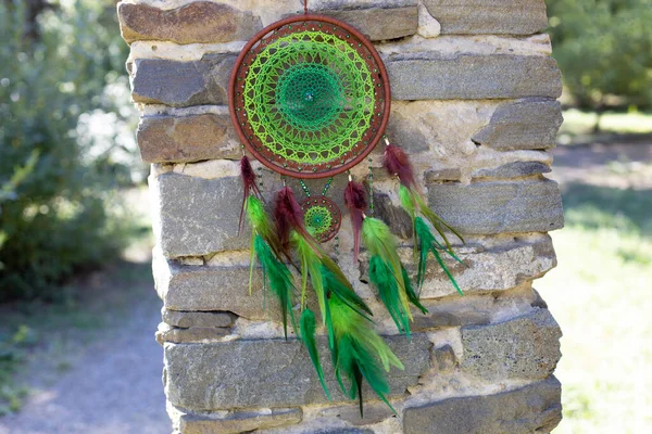 Atrapasueños Con Hilos Plumas Cuentas Cuerda Colgando Atrapasueños Hecho Mano — Foto de Stock