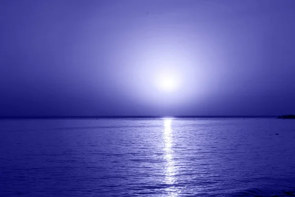Hermosa Puesta Sol Oscura Dramática Sobre Mar Color Muy Peri — Foto de Stock