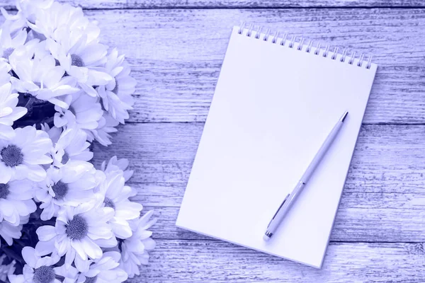 Buquê Primavera Margaridas Brancas Com Notebook Limpo Para Escrever Mesa — Fotografia de Stock