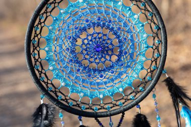 Tüylü, boncuklu ipleri sallanan bir düş kapanı. El yapımı düş kapanı.