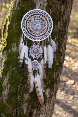 Tüylü, boncuklu ipleri sallanan bir düş kapanı. El yapımı düş kapanı.