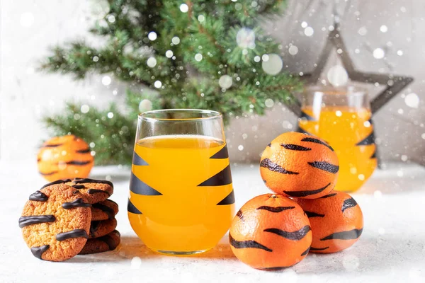Orange Mandarin Cocktail Glass Black Stripes Cookies Christmas Holiday Welcome — стоковое фото