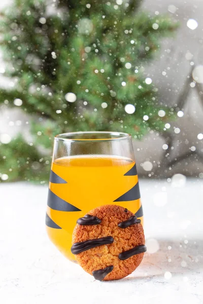 Orange Mandarin Cocktail Glass Black Stripes Cookies Christmas Holiday Welcome — стоковое фото