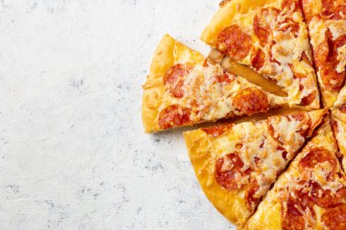 Beyaz arka planda nefis ev yapımı pepperoni pizza. Geleneksel salamlı ve peynirli klasik pizza. Metin için kopyalama alanı olan üst görünüm. Düz yatıyordu