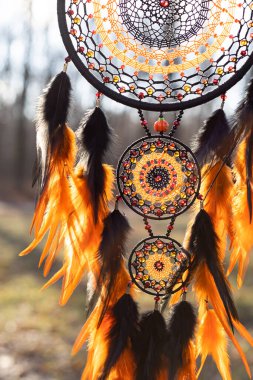 Tüylü, boncuklu ipleri sallanan bir düş kapanı. El yapımı düş kapanı.