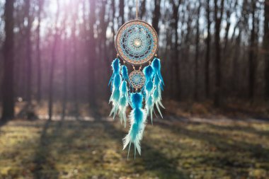 Tüylü, boncuklu ipleri sallanan bir düş kapanı. El yapımı düş kapanı.