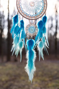 Tüylü, boncuklu ipleri sallanan bir düş kapanı. El yapımı düş kapanı.