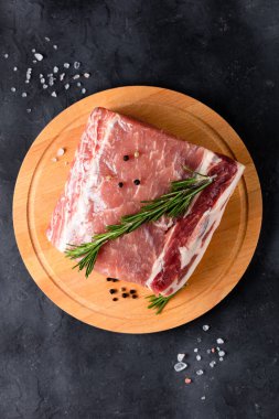 Kesme tahtasının üzerinde biberiyeli çiğ domuz eti. Yemek ve yemek tarifleri için baharatlı et. Üst görünüm