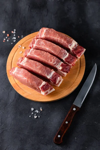 Pedaços Carne Porco Fresca Crua Com Sal Uma Tábua Corte — Fotografia de Stock