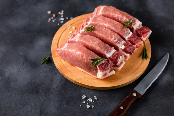 Pedaço Carne Porco Fresca Crua Com Alecrim Uma Tábua Corte — Fotografia de Stock