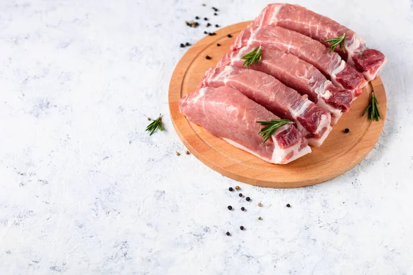 Pedaços Carne Porco Fresca Crua Com Alecrim Numa Tábua Corte — Fotografia de Stock