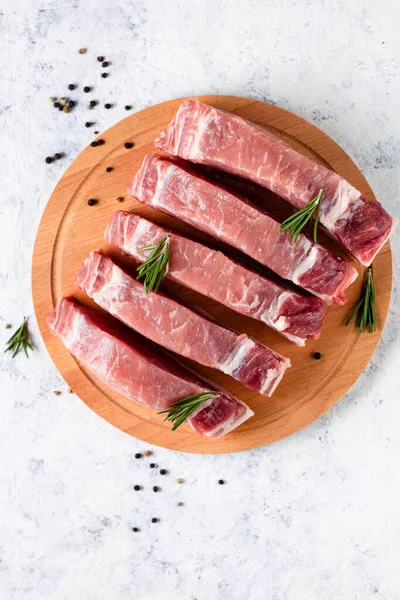 Pezzi Maiale Fresco Crudo Con Rosmarino Tagliere Fondo Chiaro Carne — Foto Stock
