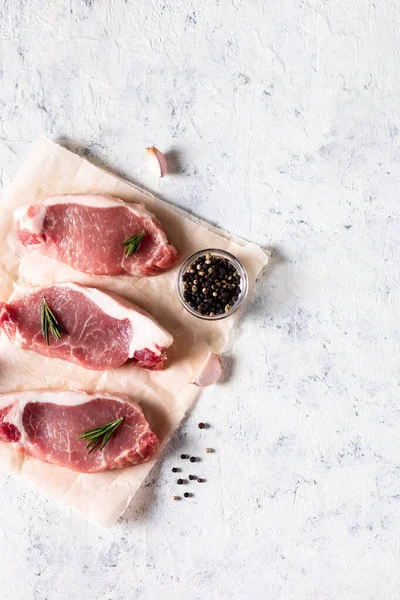 Pedaços Carne Porco Fresca Crua Com Alecrim Alho Papel Vax — Fotografia de Stock