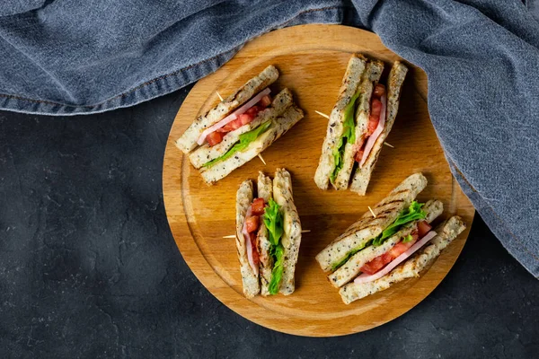 Sandwich Met Ham Kaas Tomaten Sla Uien Snijplank Klassieke Club — Stockfoto