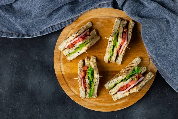 Sándwich Con Queso Jamón Tomates Cebollas Lechuga Tabla Cortar Sándwich —  Fotos de Stock